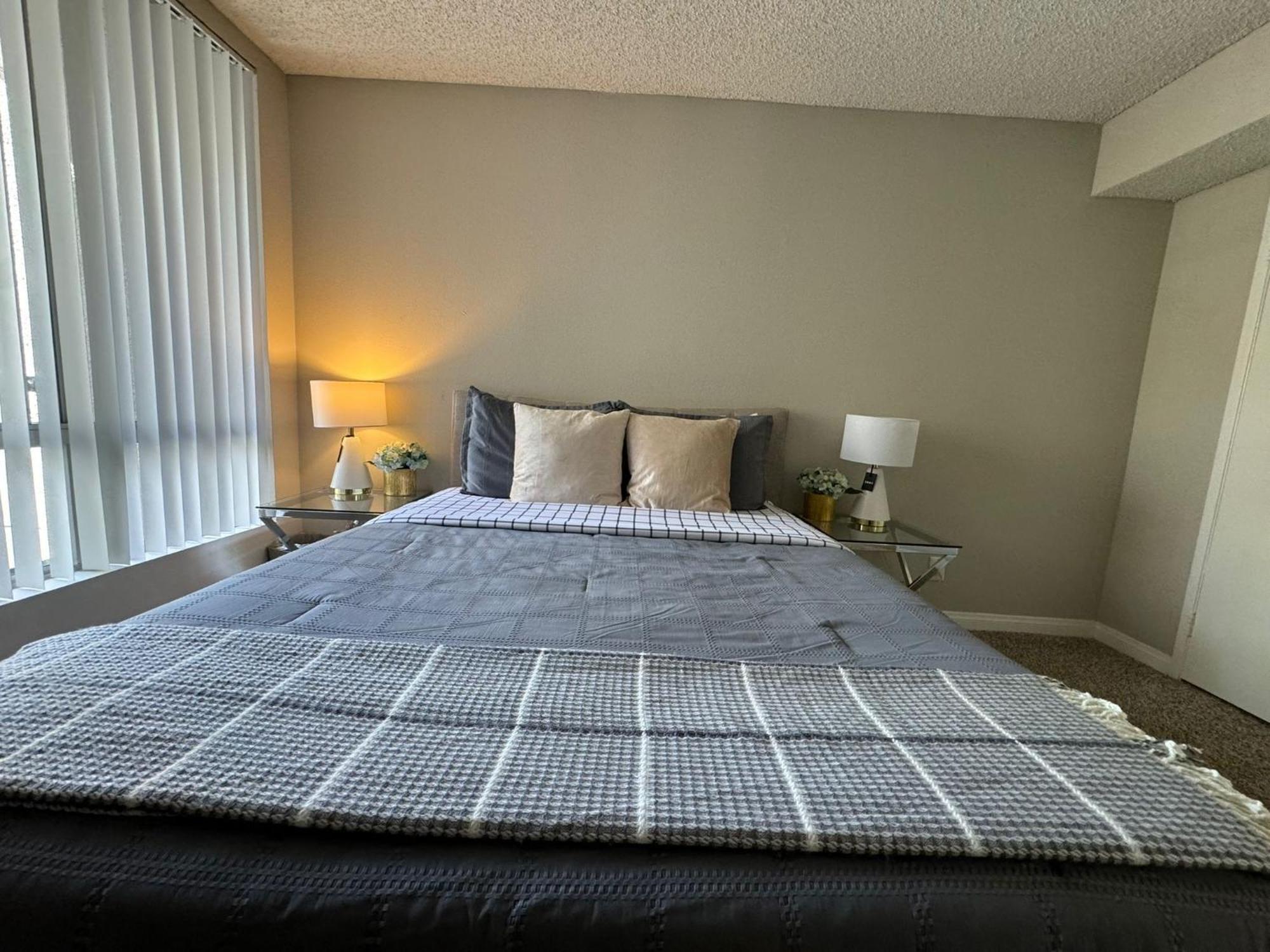 Incredible Two Bedroom Hollywood Apartments Free Parking Los Angeles Dış mekan fotoğraf