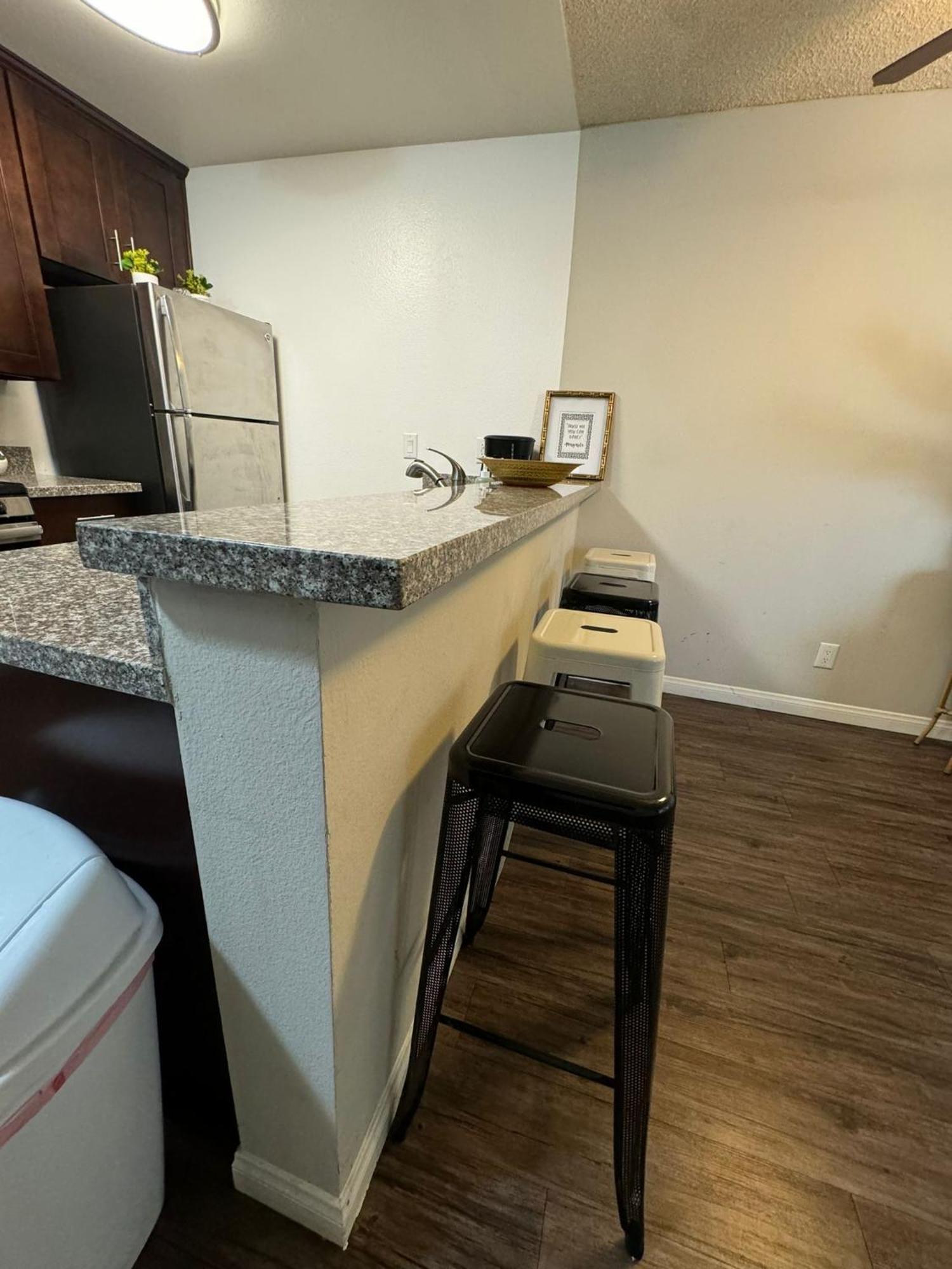 Incredible Two Bedroom Hollywood Apartments Free Parking Los Angeles Dış mekan fotoğraf