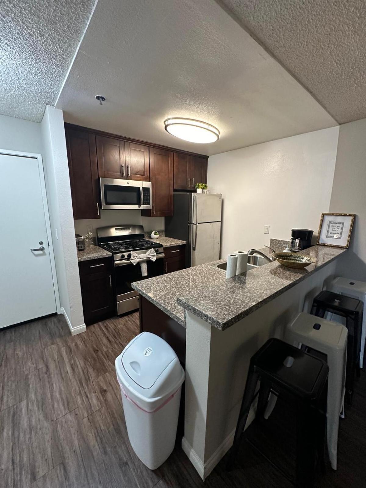 Incredible Two Bedroom Hollywood Apartments Free Parking Los Angeles Dış mekan fotoğraf