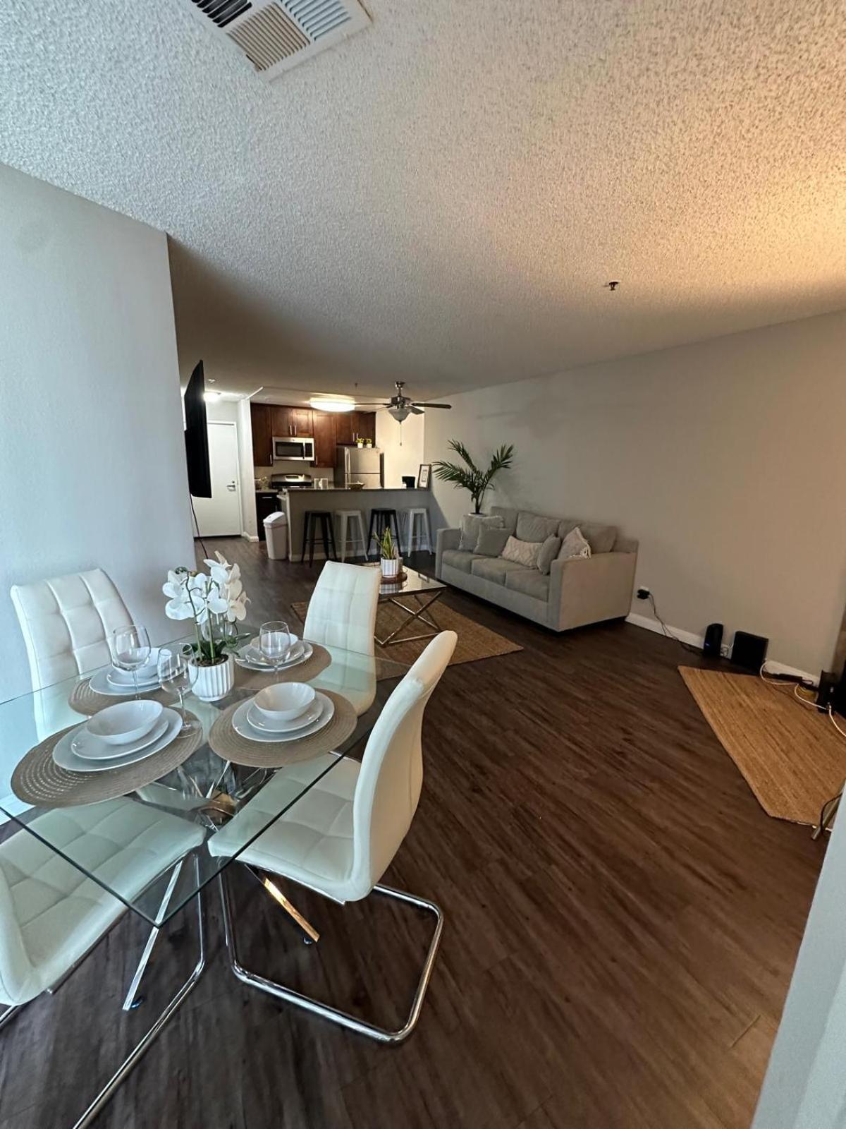 Incredible Two Bedroom Hollywood Apartments Free Parking Los Angeles Dış mekan fotoğraf