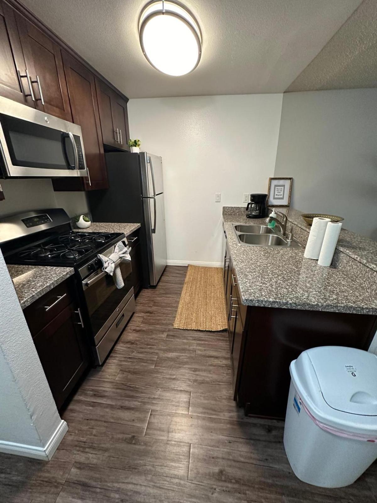 Incredible Two Bedroom Hollywood Apartments Free Parking Los Angeles Dış mekan fotoğraf