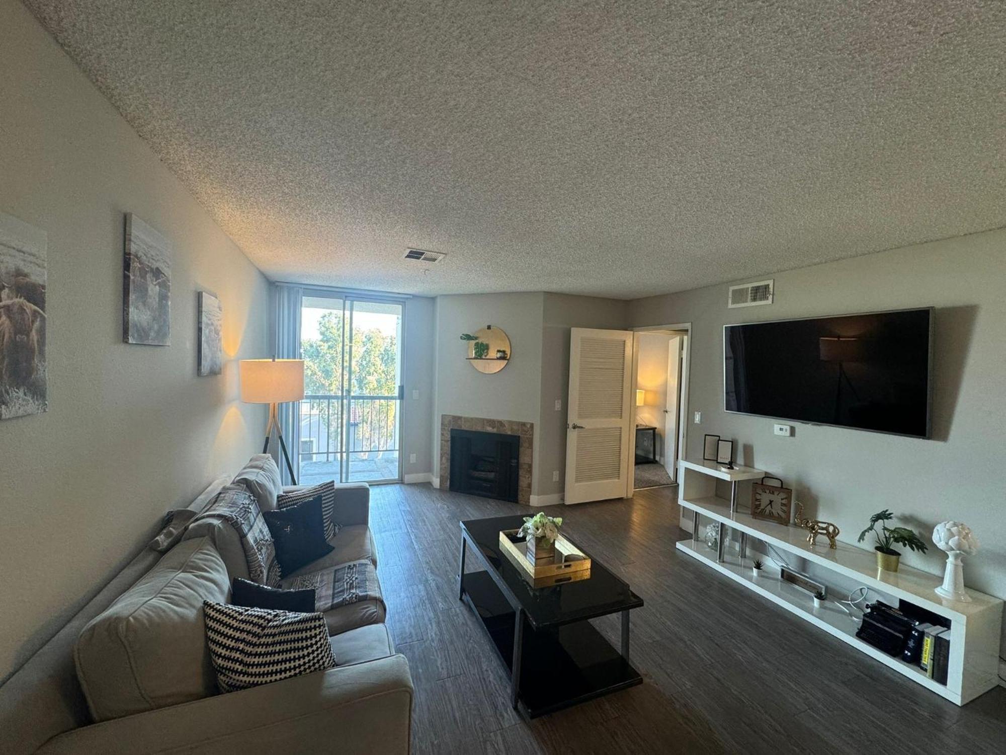 Incredible Two Bedroom Hollywood Apartments Free Parking Los Angeles Dış mekan fotoğraf