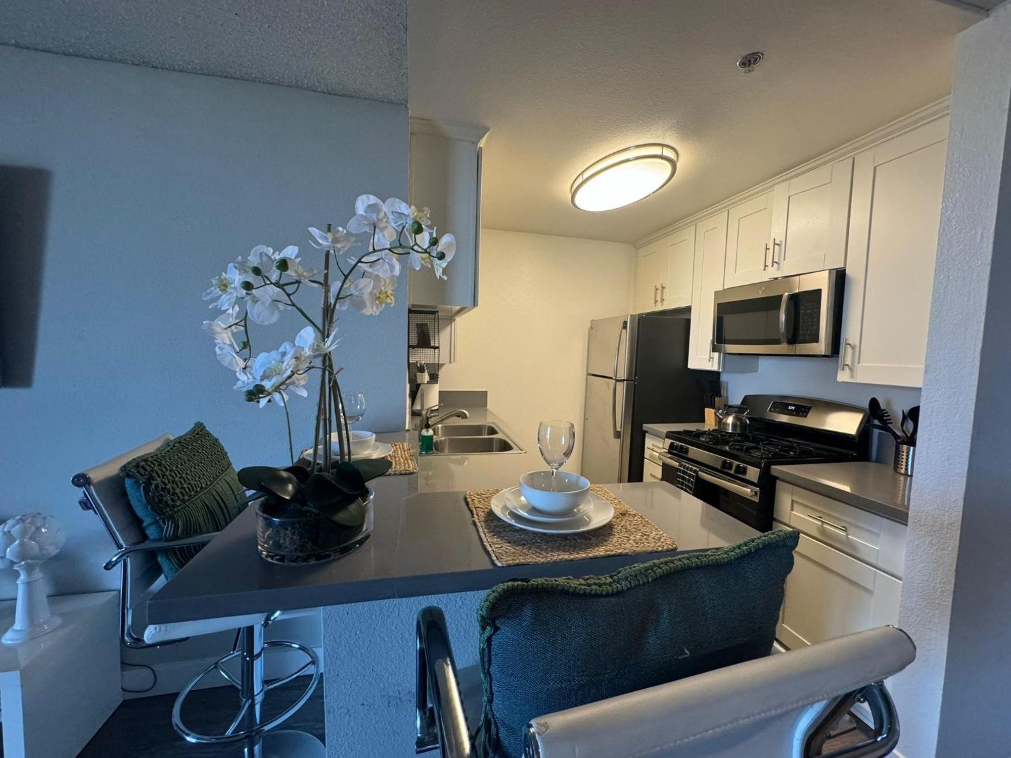 Incredible Two Bedroom Hollywood Apartments Free Parking Los Angeles Dış mekan fotoğraf